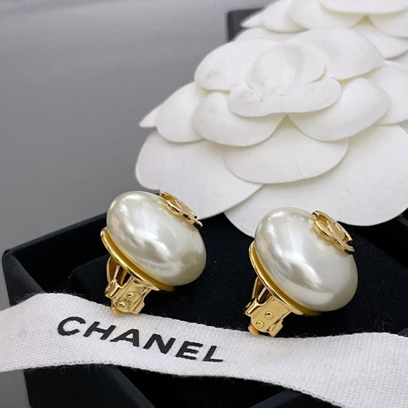 18K Chanel Pearl Gold Round Earrings